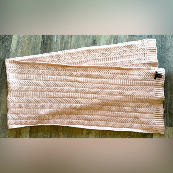 Love & Lore, Knit Oversized Scarf / Wrap / Soft Luxurious Pink Color - Picture 2 of 6